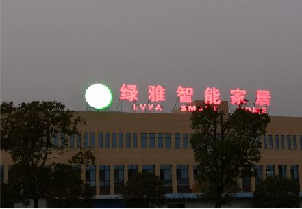 宁明楼顶冲孔发光字是怎么安装的?